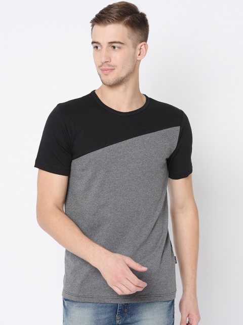 

Rigo Men Grey & Black Colourblocked Round Neck T-shirt