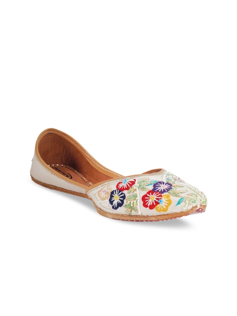 

The Desi Dulhan Women Cream-Coloured Embellished Fabric Mojaris