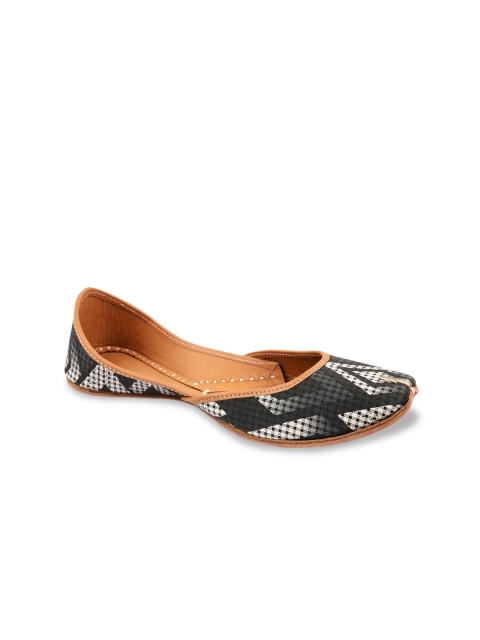 

DESI COLOUR Women Black Printed Leather Mojaris