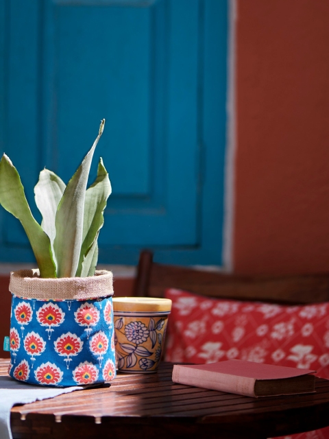 

Chumbak Blue & Red Bahaar Bagh Planter Wrap