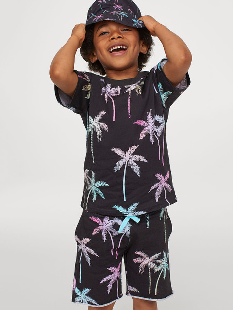 

H&M Boys Black Printed Sweatshirt Shorts