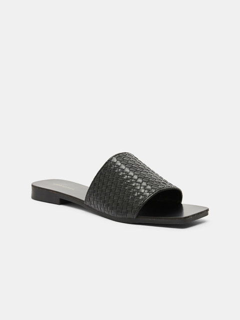 

shoexpress Women Black Textured Open Toe Flats