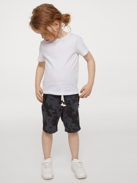 

H&M Boys Grey & Black Printed Sweatshirt Shorts