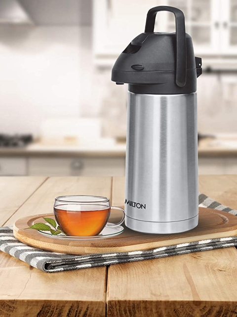 

Milton Silver-Toned & Black Solid Pinnacle-1600 Thermosteel Carafe Hot & Cold Vacuum Insulated Kettle Bottle 1600 Ml