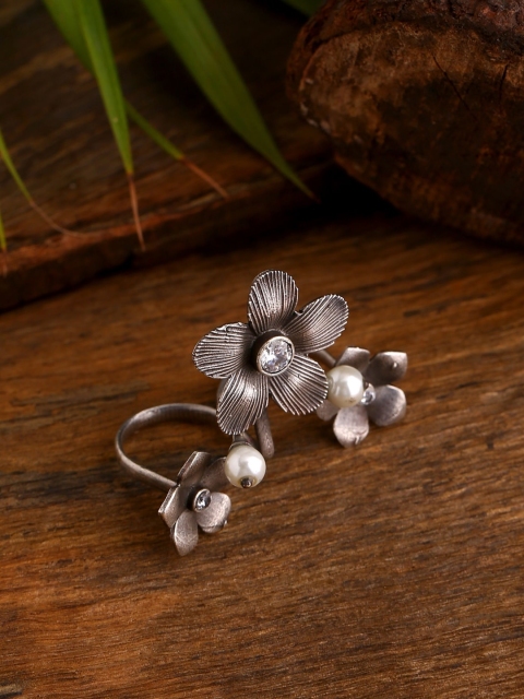 

Infuzze Silver-Toned Oxidised Silver-Plated Flower-Shaped Finger Ring