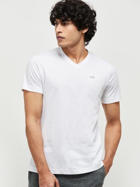 

max Men White V-Neck Slim Fit T-shirt
