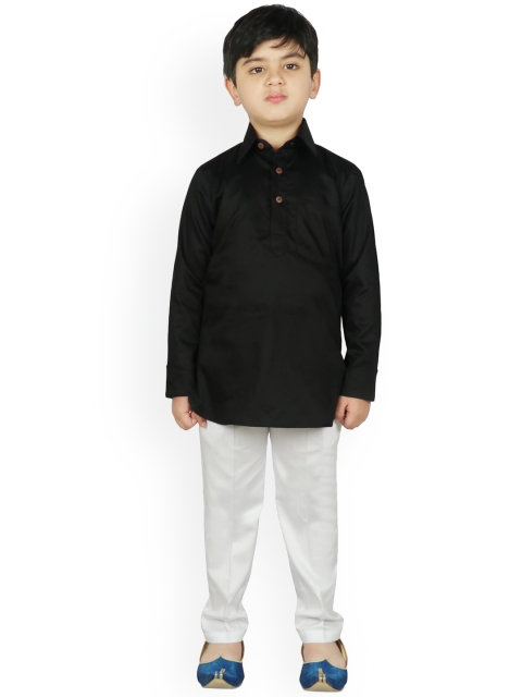

SG YUVRAJ Boys Black & White Solid Kurta with Pyjamas