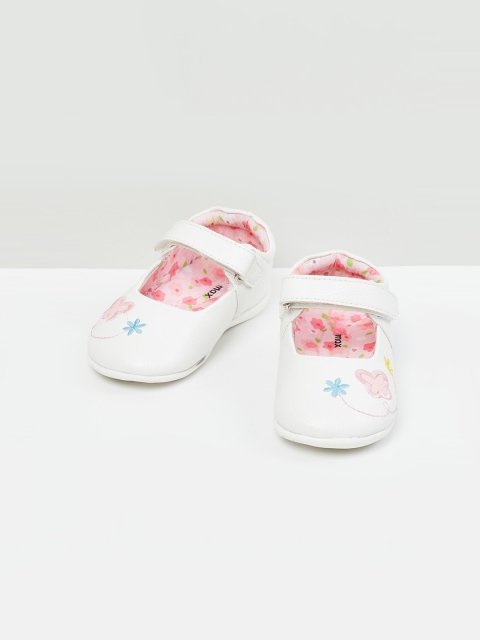 

max Girls White Woven Design PU Slip-On Sneakers