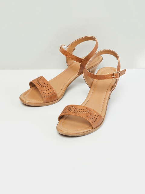 

max Women Tan Textured Sandals