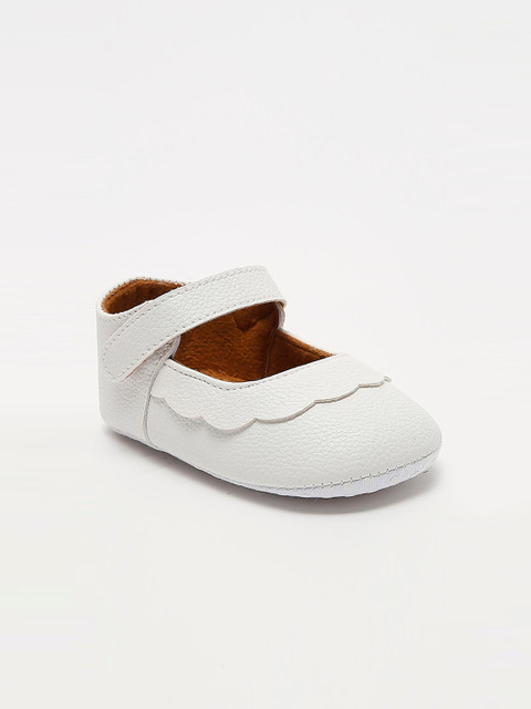 

shoexpress Girls White Ballerinas Flats