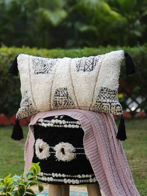 

Amoliconcepts White & Black Rectangle Cushion Covers