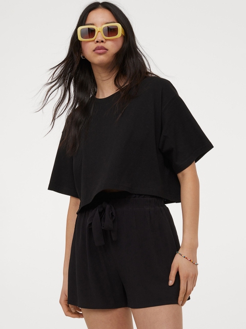 

H&M Women Black Solid Crinkled Shorts