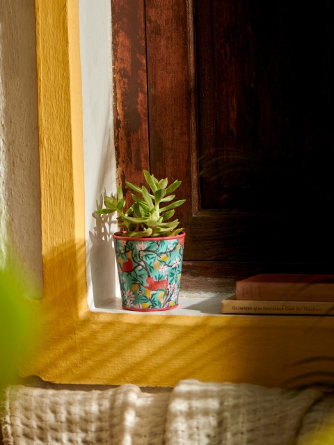 

Chumbak Multicoloured Bucket Floral Metal Planter, Multi