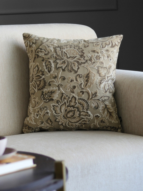 

GMF Beige & Brown Floral Velvet Square Cushion Covers