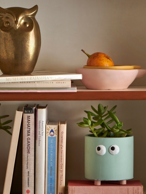 

Chumbak Teal Green & White Handcrafted Peeping Eyes Planter