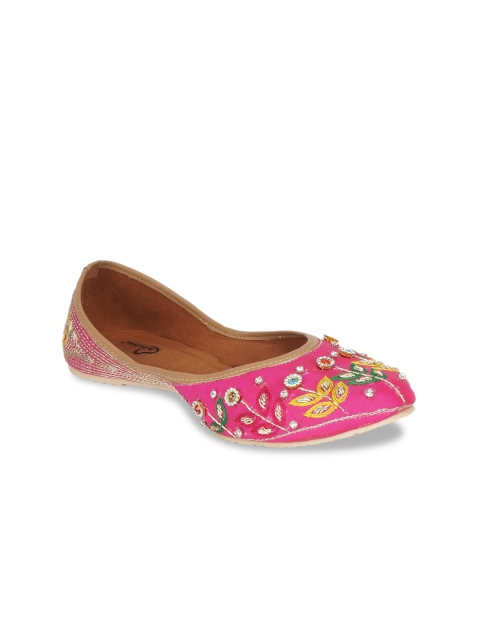 

The Desi Dulhan Women Magenta Embellished Ethnic Mojaris Flats
