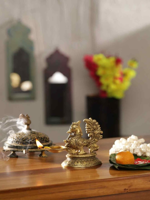

Amoliconcepts Gold-Toned Textured Traditional Peacock Brass lamp