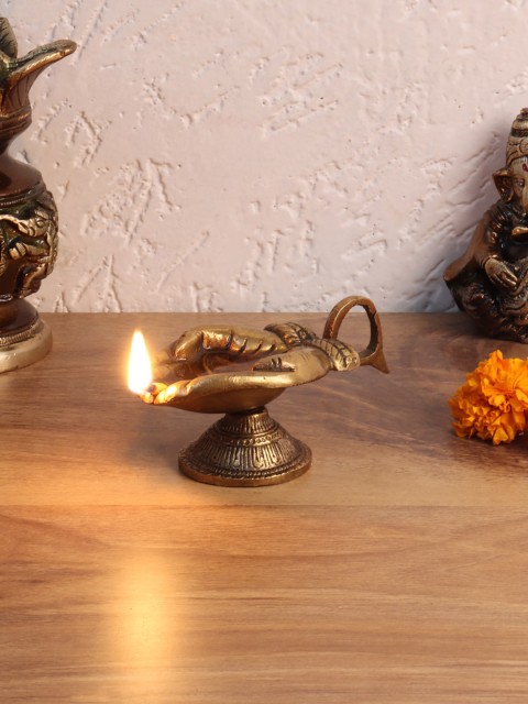 

Aapno Rajasthan Brown Hands Shaped Brass Diya