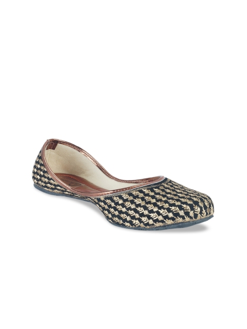 

The Desi Dulhan Women Black Embellished Mojaris Flats