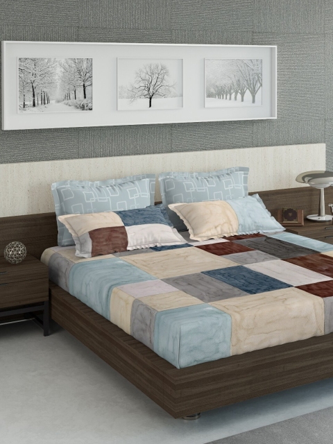 

DDecor Blue & Grey Geometric 160 TC King Bedsheet with 4 Pillow Covers