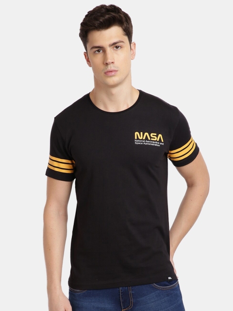 

MASH UNLIMITED Men Black Typography Slim Fit T-shirt