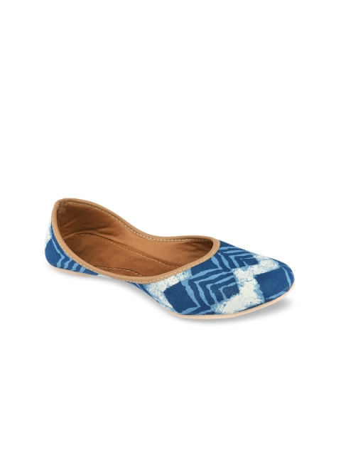 

DESI COLOUR Women Blue Printed Mojaris Flats