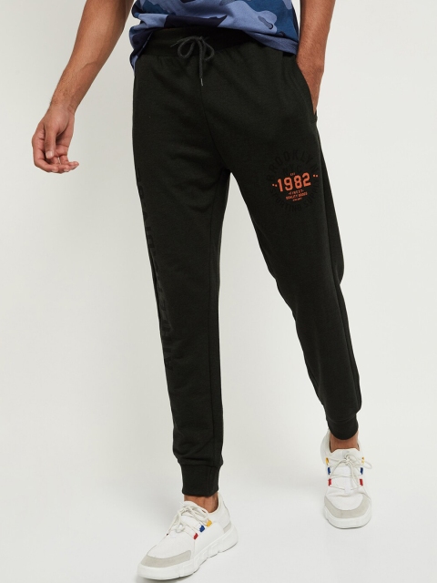 

max Men Olive Green Solid Joggers