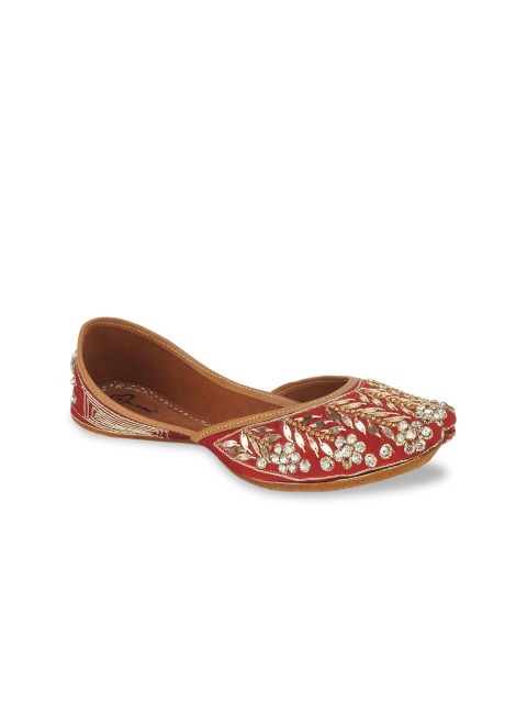 

The Desi Dulhan Women Maroon Mojaris Flats