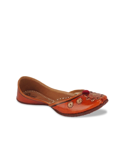 

The Desi Dulhan Women Brown Embellished Leather Ethnic Mojaris
