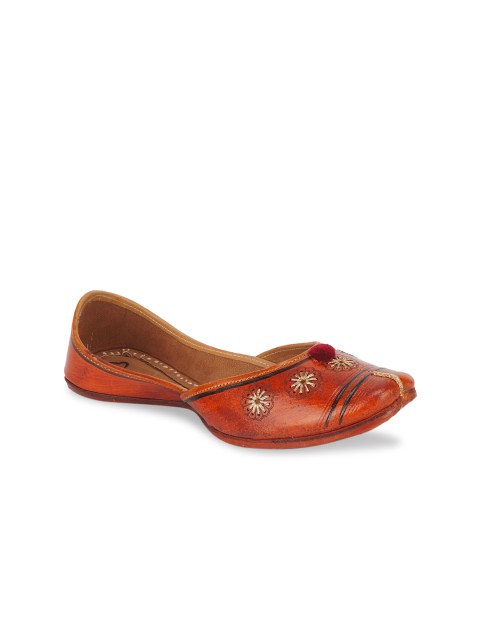 

The Desi Dulhan Women Brown Ethnic Mojaris with Embroidered Flats