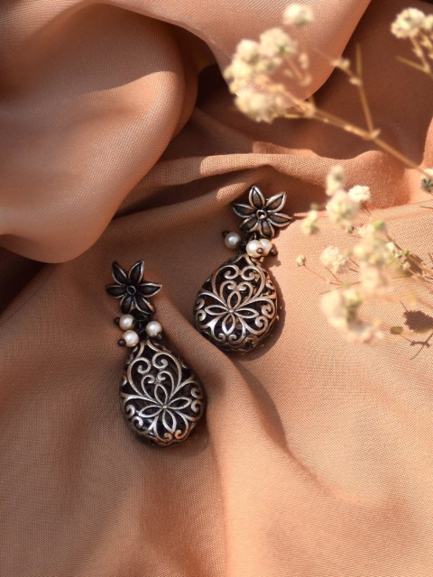 

TEEJH Silver-Toned Teardrop Shaped Oxidised Drop Earrings
