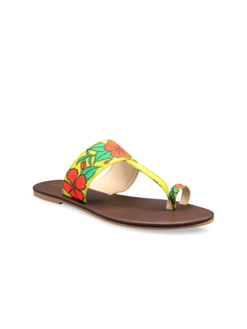 

Kanvas Women Yellow & Red Digital Art Kolhapuris One Toe Flats