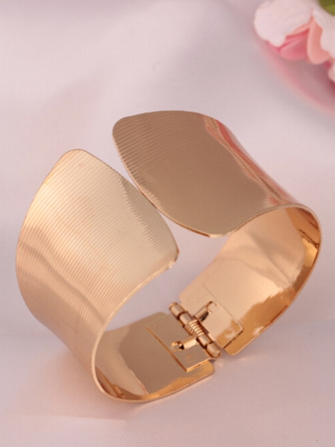 

YoungWildFree Women Gold-Toned Brass Gold-Plated Kada Bracelet