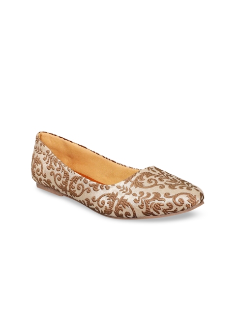 

Kanvas Women Off White Printed Ballerinas Flats