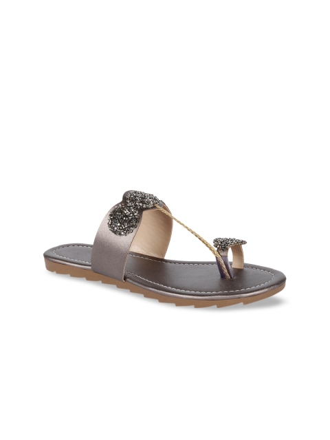 

ZAPATOZ Women Grey Embellished Kolhapuri One Toe Flats