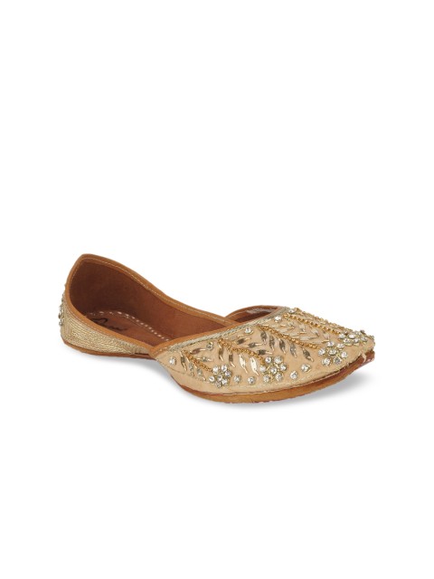 

The Desi Dulhan Women Beige Embellished Mojaris Flats