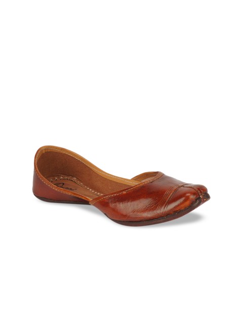 

The Desi Dulhan Women Brown Textured Mojaris with Bows Flats
