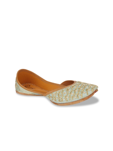 

The Desi Dulhan Women Turquoise Blue Embellished Mojaris Flats
