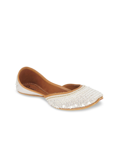 

The Desi Dulhan Women White Embellished Mojaris Flats