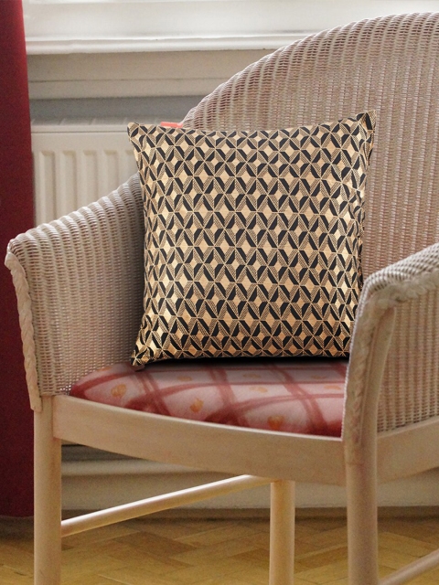 

HomeTown Black & Gold-Coloured Printed Square Cushion