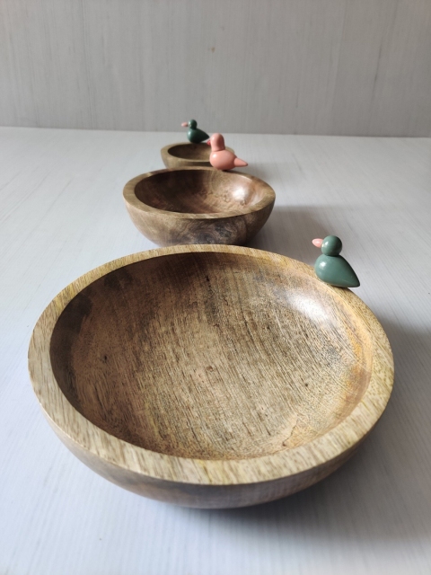 

NURTURE INDIA Set Of 3 Brown & Pink Round Wooden Bowls With Birdie Figurine