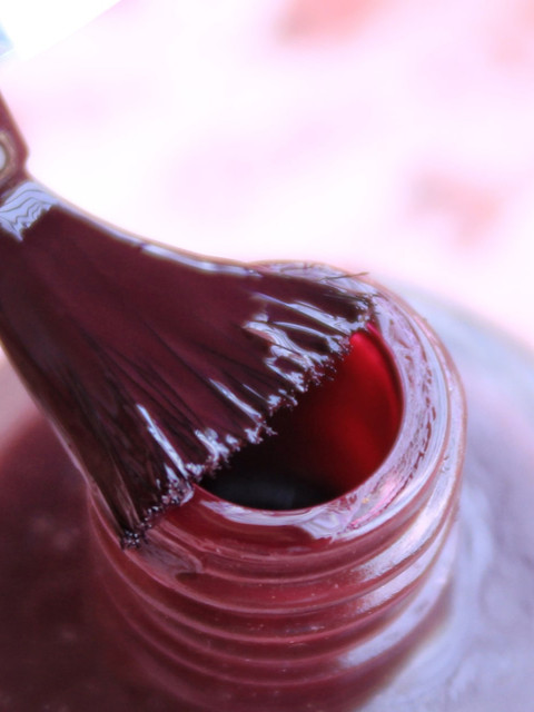 DeBelle Gel Nail Lacquer - Glamorous Garnet 8 ml - Image 3