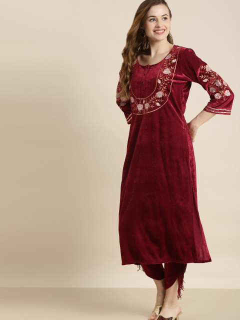 Shae by SASSAFRAS Women Maroon & Gold-Toned Floral Embroidered Velvet Kurta - Image 3