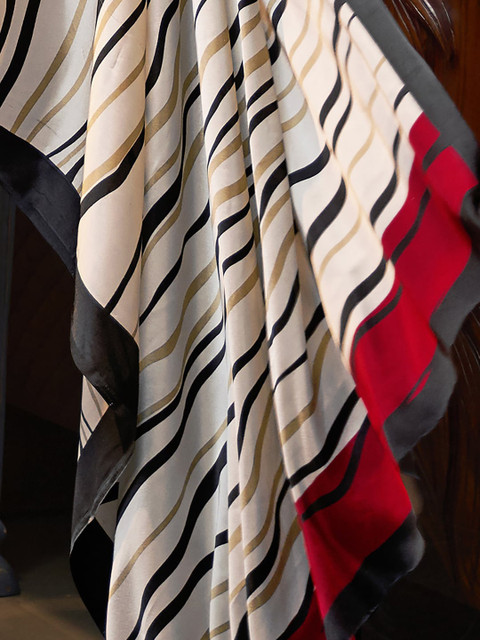 Mitera Off White & Red Printed Crepe Saree - Image 4