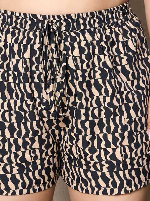 Berrylush Curve Black Plus Size Abstract Printed Longline Shirt With Mini Shorts - Image 3