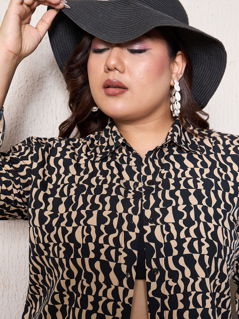 Berrylush Curve Black Plus Size Abstract Printed Longline Shirt With Mini Shorts - Image 2