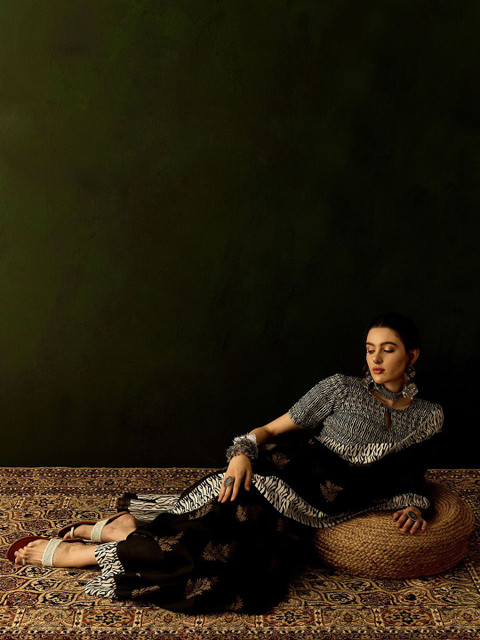 Sangria Dabu Printed Saree With Blouse Piece - Image 5