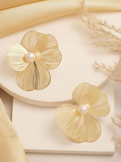 Bohey by KARATCART Gold Plated Floral Shaped Beaded Studs
