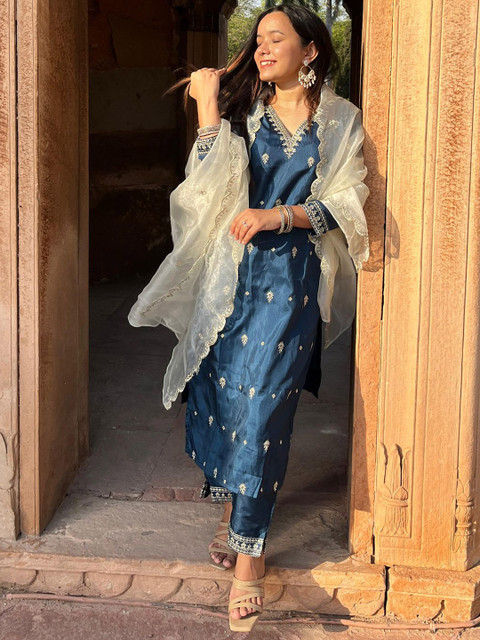 VredeVogel Ethnic Motifs Embroidered Thread Work Kurta With Trousers & Dupatta