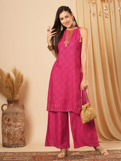 Globus Printed Keyhole Neck Thread Work Straight Kurta With Trousers